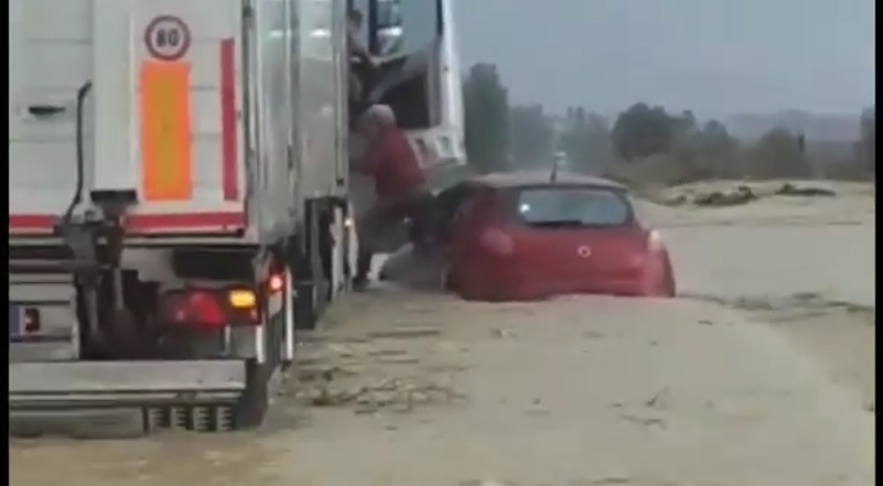 Read more about the article Σικελία: Ένας νεκρός από τις σοβαρές πλημμύρες (βίντεο)