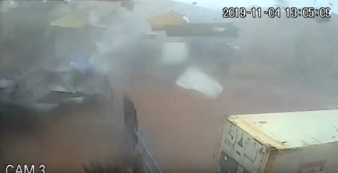 You are currently viewing Ανεμοστρόβιλος χτύπησε εργοστάσιο στην Καλαμάτα – Σοκαριστικό βίντεο