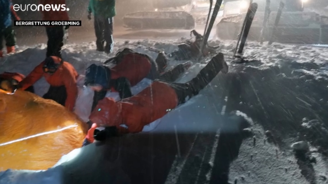 You are currently viewing Αυστρία: 26χρονoς ανασύρθηκε ζωντανός μετά από χιονοστιβάδα – Πέντε ώρες θαμμένος στο χιόνι
