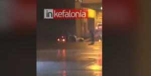 Read more about the article Κυλλήνη: Θύελλα με ριπές άνω των 100km/h έκοψε κάβους πλοίου – Ένα αυτοκίνητο έπεσε στην θάλασσα (βίντεο)