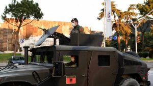 Read more about the article COVID-19: Βγήκε ο στρατός στους δρόμους της Αλβανίας για την τήρηση της απαγόρευσης κυκλοφορίας