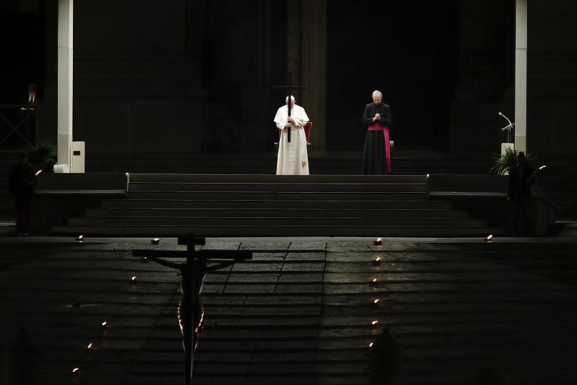 You are currently viewing COVID-19: Στην άδεια Βασιλική του Αγίου Πέτρου ο Πάπας Φραγκίσκος στη λειτουργία της Μεγάλης Παρασκευής (βίντεο)