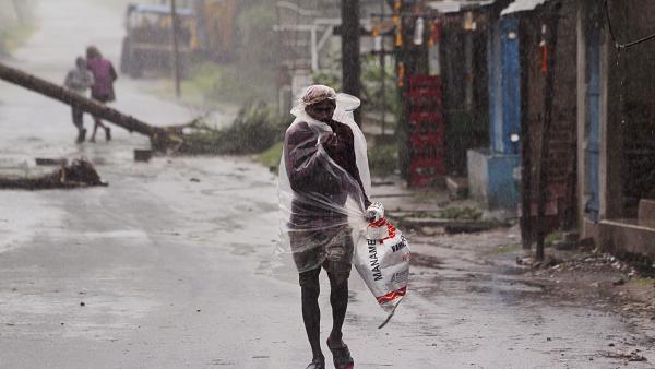 You are currently viewing Ο κυκλώνας «Αμφάν» πλήττει Ινδία και Μπανγκλαντές – Τουλάχιστον τρεις άνθρωποι σκοτώθηκαν