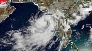 Read more about the article Ινδία: Ασθενείς Covid-19 απομακρύνθηκαν λόγω του κυκλώνα Nisarga