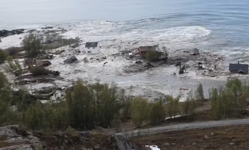 You are currently viewing Τεράστια κατολίσθηση σημειώθηκε στην βόρεια Νορβηγία παρασύροντας σπίτια (βίντεο)
