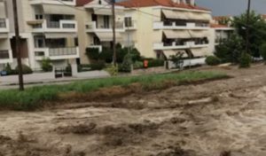Σέρρες: Υπερχείλισε το ποτάμι στην πόλη μετά την σφοδρή βροχόπτωση στον ορεινό όγκο της περιοχής