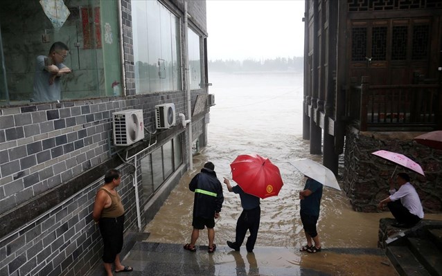You are currently viewing Αντιμέτωπη με τις σφοδρότερες βροχοπτώσεις των τελευταίων 60 ετών η Κίνα