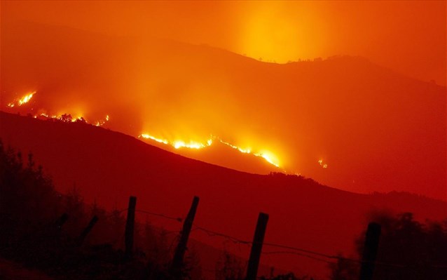 You are currently viewing Ισπανία: Τουλάχιστον 3.200 άνθρωποι εγκαταλείπουν τις εστίες τους λόγω μεγάλης δασικής πυρκαγιάς