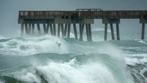 Read more about the article Τροπική καταιγίδα «Ησαΐας»: Ενισχύεται σε τυφώνα και απειλεί Βόρεια και Νότια Καρολίνα