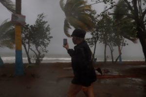 Read more about the article «Δίδυμοι» τυφώνες πλήττουν περιοχές σε Καραϊβική και νότια Αμερική – Μαίνονται οι πυρκαγιές στην Καλιφόρνια