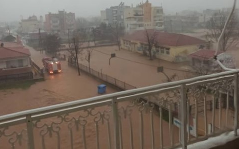 You are currently viewing Έβρος: Νεκρός πυροσβέστης από τις εκτεταμένες πλημμύρες στην Αλεξανδρούπολη