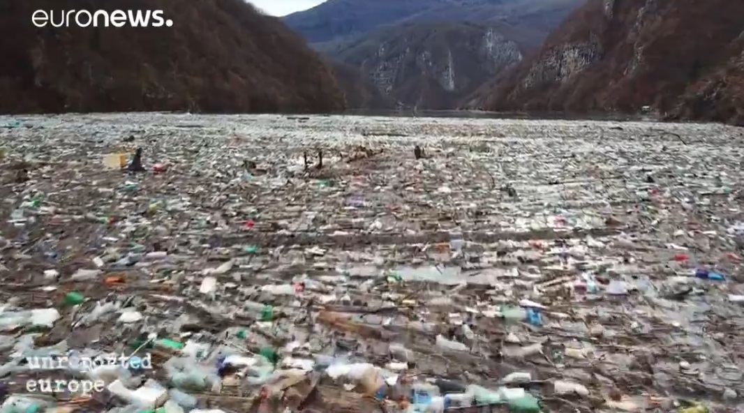 You are currently viewing Ποτάμια γεμάτα σκουπίδια από παράνομες χωματερές μολύνουν τα δυτικά Βαλκάνια
