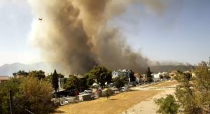 Read more about the article Μεγάλη πυρκαγιά στην Βαρυμπόμπη (live) – Μέτωπα σε Μεσσηνία, Λακωνία και Κω